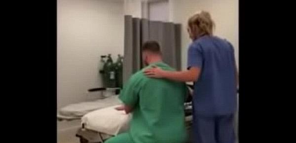  Caiu Na Net Enfermeira Milf Mostrando A Buceta e Brincando no Consultório